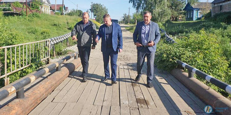 Жители пожаловались главе района на протечку на улице Весенней