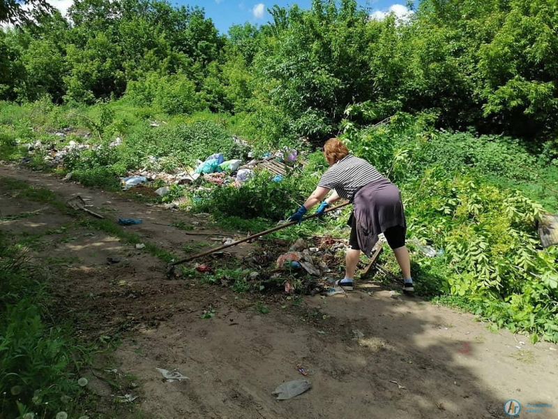 Жители улицы Маяковского занялись уборкой свалки