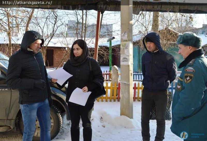 Жителям Аткарска напомнили правила безопасности новогодней елки