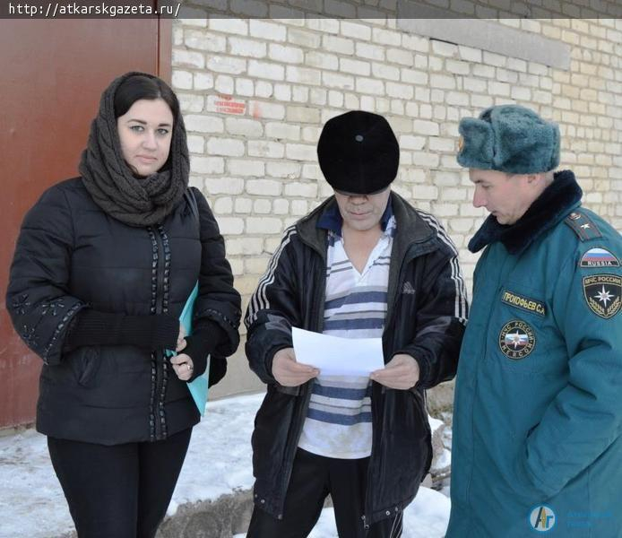 Жителям Аткарска напомнили правила безопасности новогодней елки
