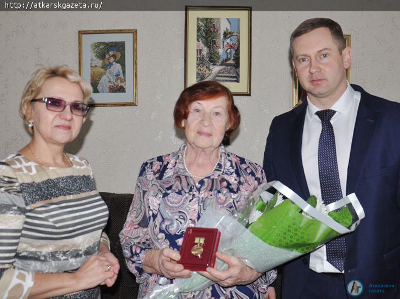 Жительница блокадного Ленинграда пережидала авианалеты под столом