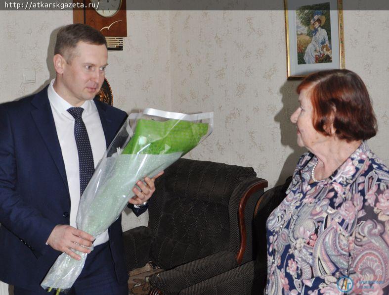 Жительница блокадного Ленинграда пережидала авианалеты под столом