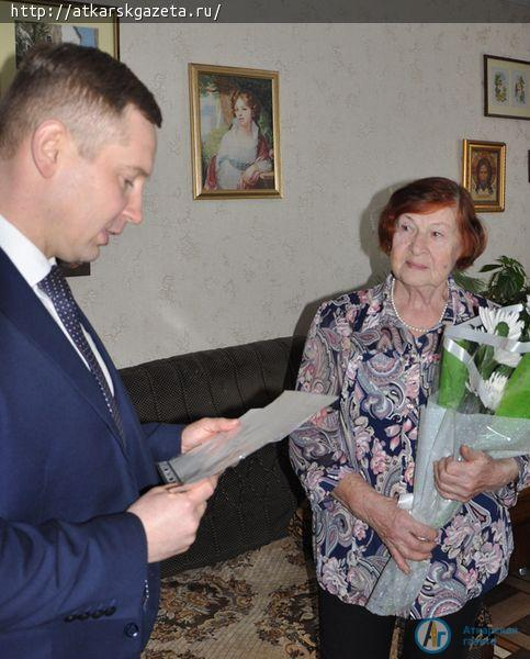 Жительница блокадного Ленинграда пережидала авианалеты под столом