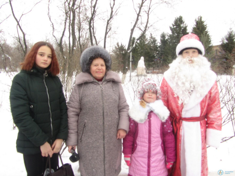 Зимние забавы прошли у Новогодней елки