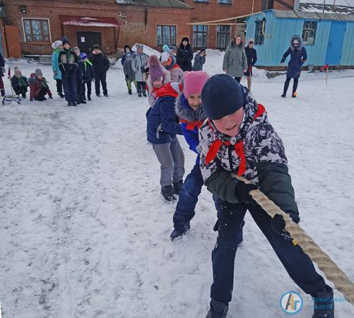 Зимними забавами встретили весну в Озерном