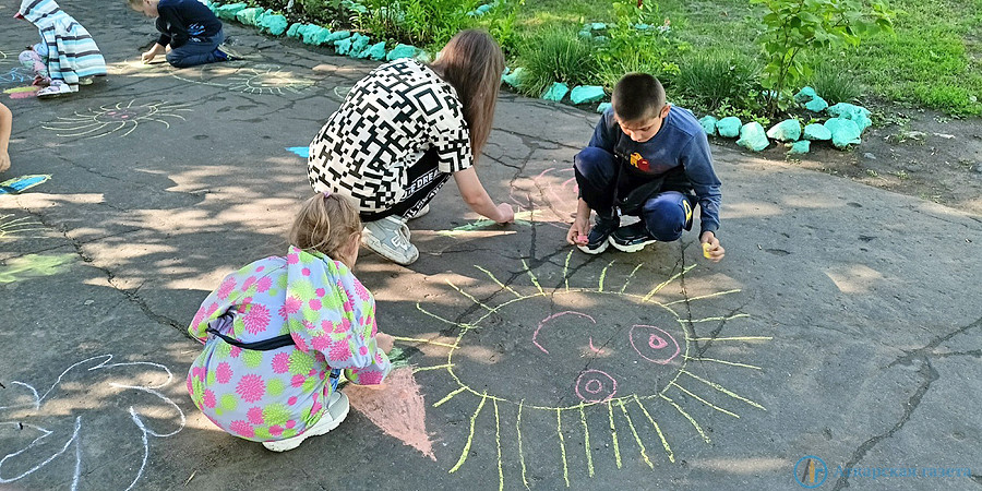 Фото дети рисуют на асфальте