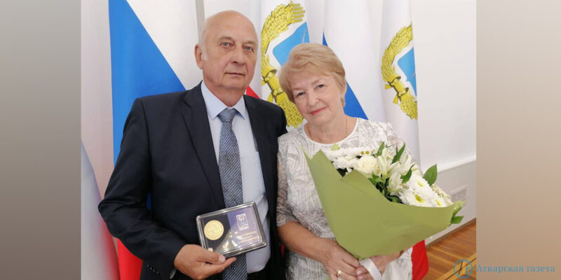 Семью Гориных из Аткарска наградили областной медалью "За любовь и ...